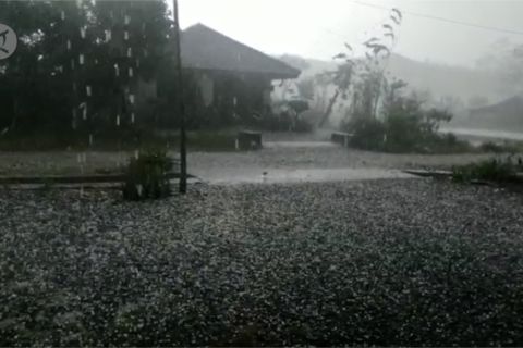 Hujan es guyur dataran tinggi aceh