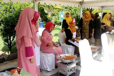 Istri gubernur se-Indonesia adu piawai memasak rendang
