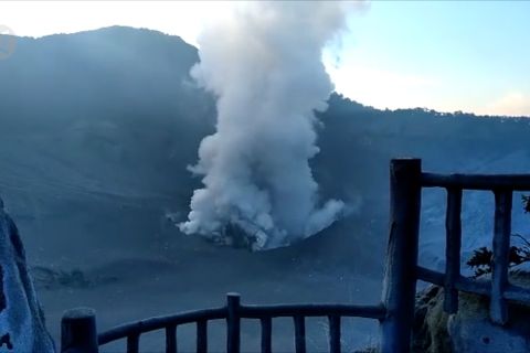 PVMBG rekomendasikan zona aman 2 km dari kawah tangkuban parahu
