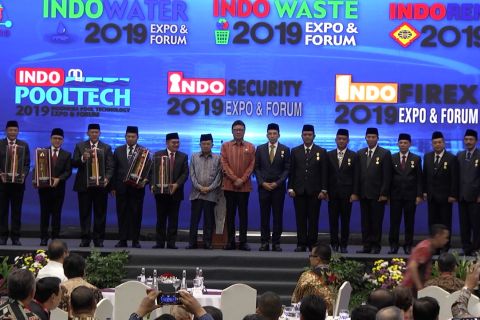 Wapres JK beri penghargaan 5 pemda & 7 kepala daerah