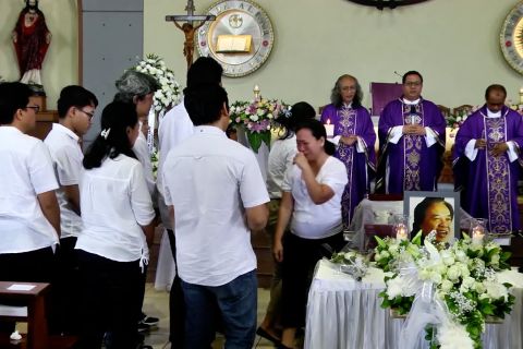 Suasana  misa pelepasan jenazah Arswendo