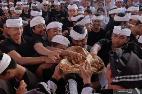 Tradisi perang ketupat di Bali