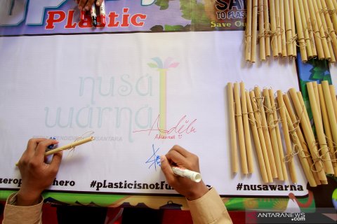 Ganti sedotan plastik dengan sedotan bambu