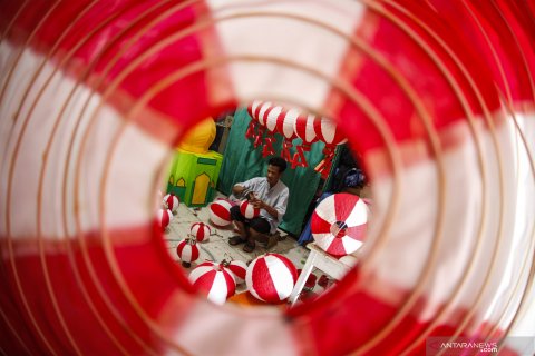 Lampu hias lampion Merah Putih untuk perayaan HUT RI