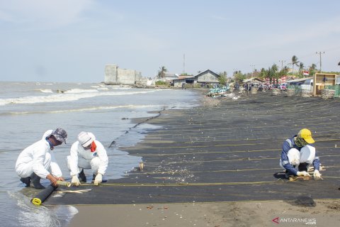 Pertamina pasang kain jaring di pesisir Pantai Cemarajaya