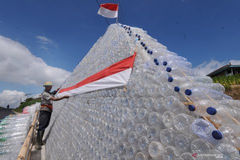 Piramida dari botol sampah pendaki