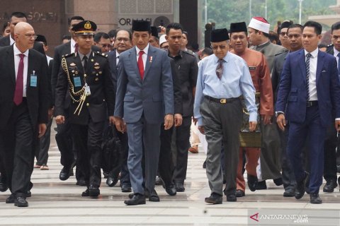 Presiden Jokowi dan Mahathir Mohamad shalat Jumat bersama