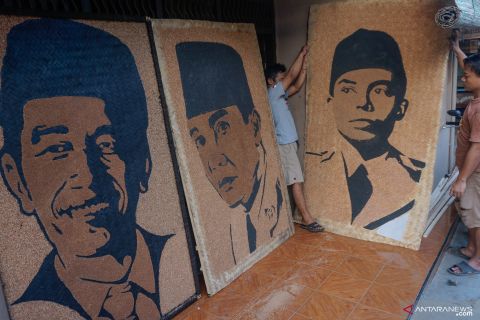 Lukisan serbuk kayu sambut HUT RI