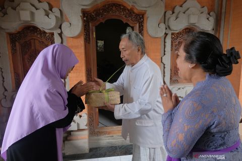 Pembagian daging kurban di Bali