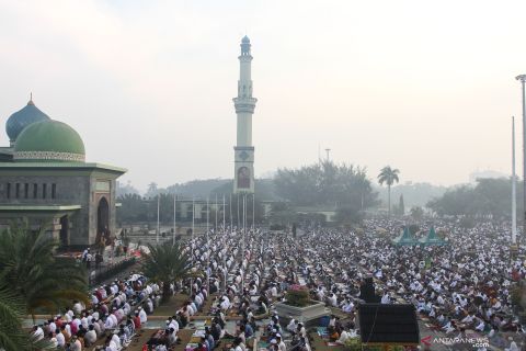 Sholat Idul Adha di tengah kabut asap