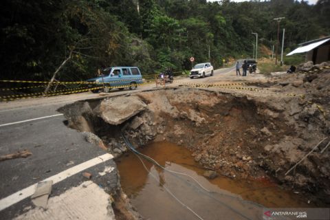 Jalan akses wisata Mandeh amblas