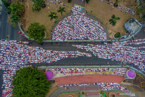 Foto aerial shalat Idul Adha di alun-alun Ciamis