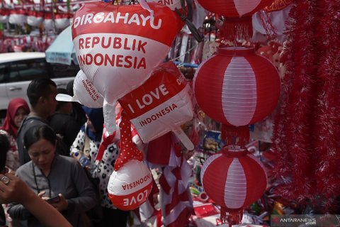 Penjualan pernak-pernik HUT Kemerdekaan RI