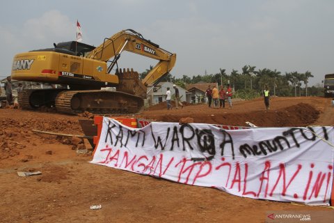 Protes penutupan jalan akibat proyek Tol Desari