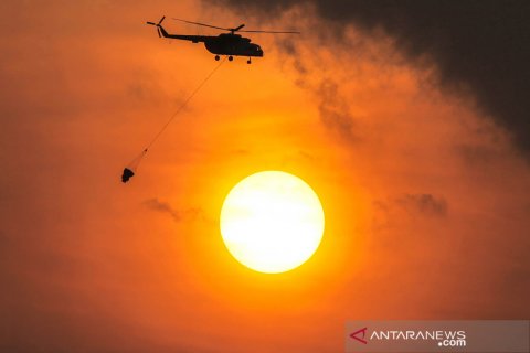 Helikopter dikerahkan untuk memadamkan kebakaran lahan di Ogan Ilir