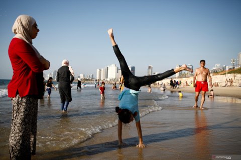 Libur Idul Adha, warga Palestina dan Israel berbaur di pantai