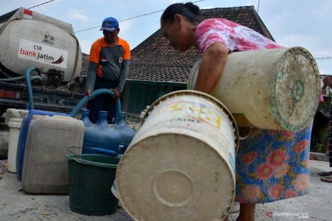 Distribusi air bersih oleh BPBD