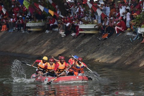 Lomba dayung HUT RI di Sungai Ciliwung