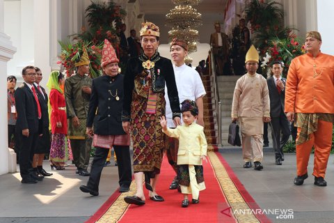 Para pejabat negara mengenakan baju daerah pada Upacara HUT RI ke-74