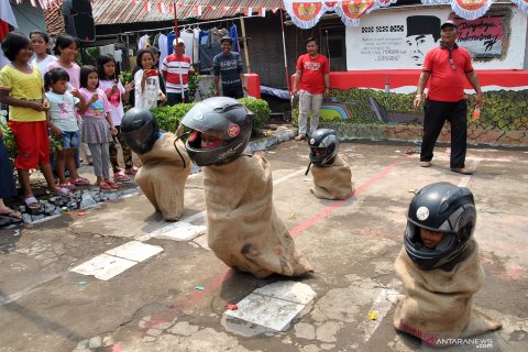Lomba unik balap karung memakai helm
