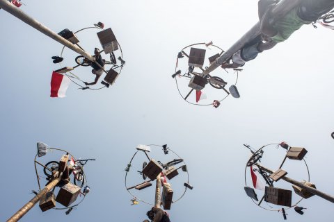 Lomba panjat pinang kolosal di Ancol