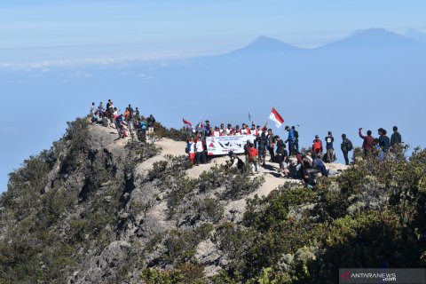 Pendaki Peringati HUTke-74 Kemerdekaan RI di puncak Gunung Lawu