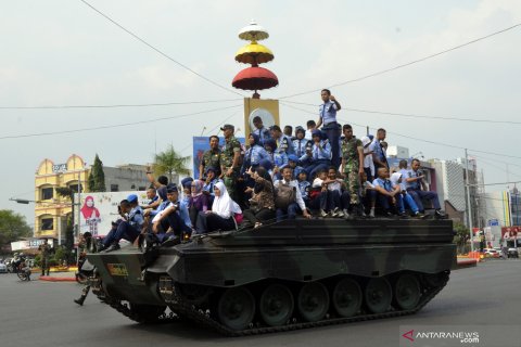 Ada pameran Alutsista, warga naik kendaraan tempur keliling kota