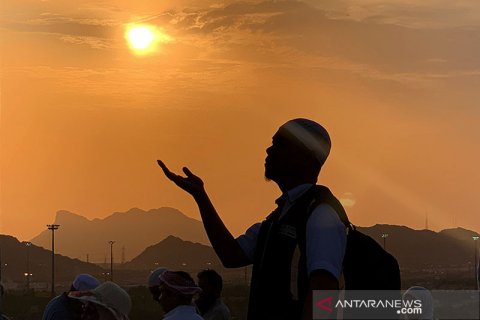 Matahari terbenam (sunset) di puncak Jabal Rahmah