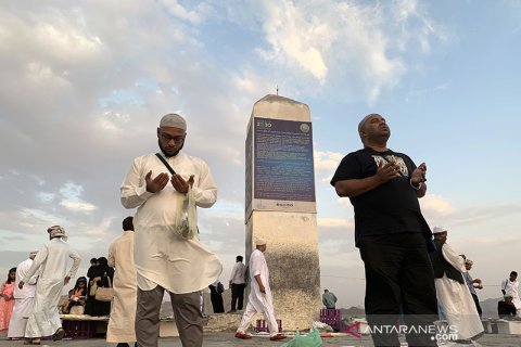 Berdoa di atas Jabal Rahmah