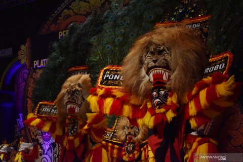 Pelajar tampil di Festival Reog Mini Ponorogo