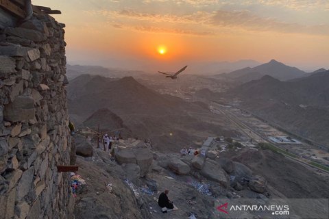 Nikmati matahari terbit dari Puncak Jabal Nur
