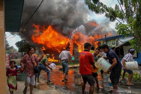 Kebakaran rumah padat penduduk di Pekanbaru