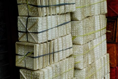 Besek bambu untuk daging kurban laris manis
