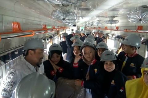 Siswa Gorontalo belajar pembuatan kereta di PT INKA