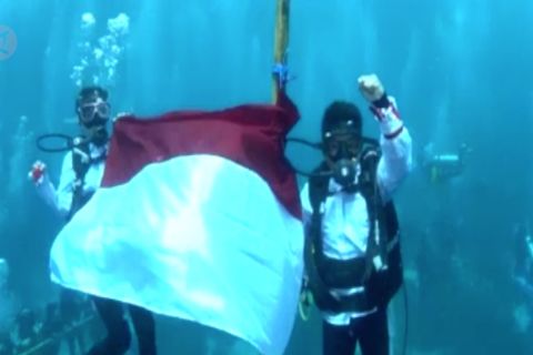 8 WNA dari 6 negara kibarkan Merah Putih  di bawah Laut Wakatobi