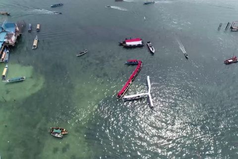 Bendera Merah Putih terbentang di atas perairan perbatasan