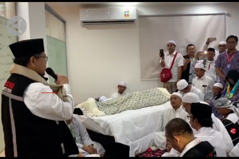 Penghormatan terakhir kepada Mbah Moen