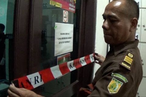 Dugaan korupsi miliaran rupiah, Kejati segel ruangan Kantor ESDM Babel