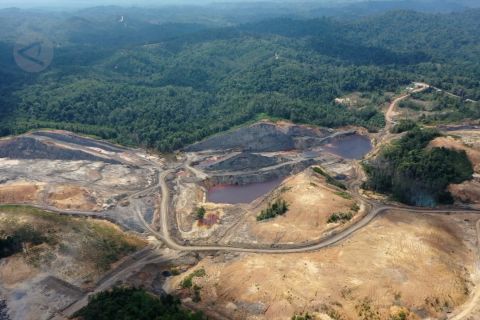 Melihat dari udara tambang batubara di ibu kota baru Indonesia