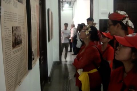 Puluhan lansia Kota Bandung napak tilas sejarah Bung Karno