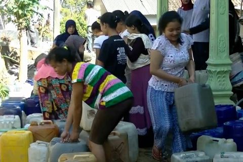 Warga serbu bantuan air bersih dari TP-PKK