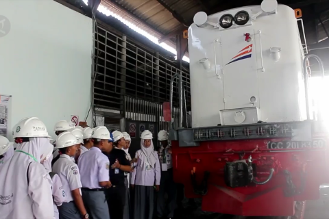 Memperkenalkan seluk beluk kereta api kepada pelajar Sumbar