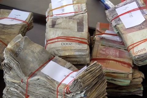 Menarik Rupiah lusuh di Kepulauan Anambas