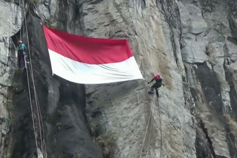 Pengibaran  Merah Putih di tebing 90 derajat