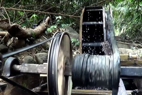 Menciptakan listrik dari derasnya aliran sungai Kracak