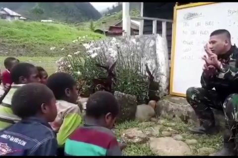 Pasca konflik TNI mengajar anak-anak Nduga Papua