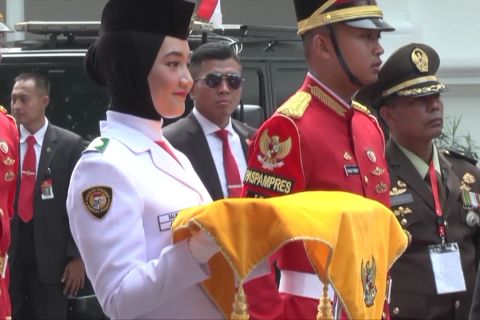 Sosok pembawa bendera pusaka dalam upacara di istana