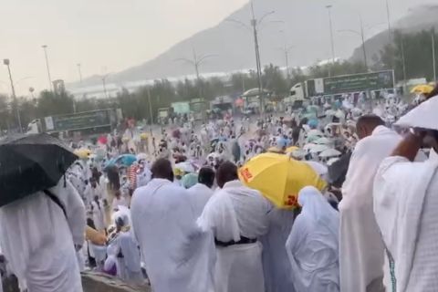 Wukuf di Padang Arafah diguyur hujan deras