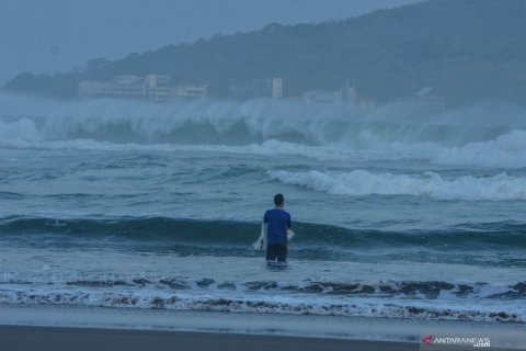 Menjaring saat gelombang tinggi