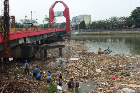 Sungai Cisadane dipenuhi sampah